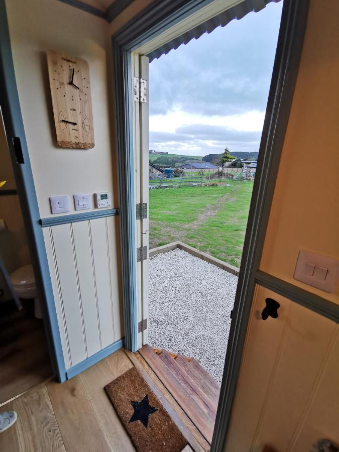 Toms Hut And Robins Rest Shepherd Huts Near Wadebridge Exterior photo