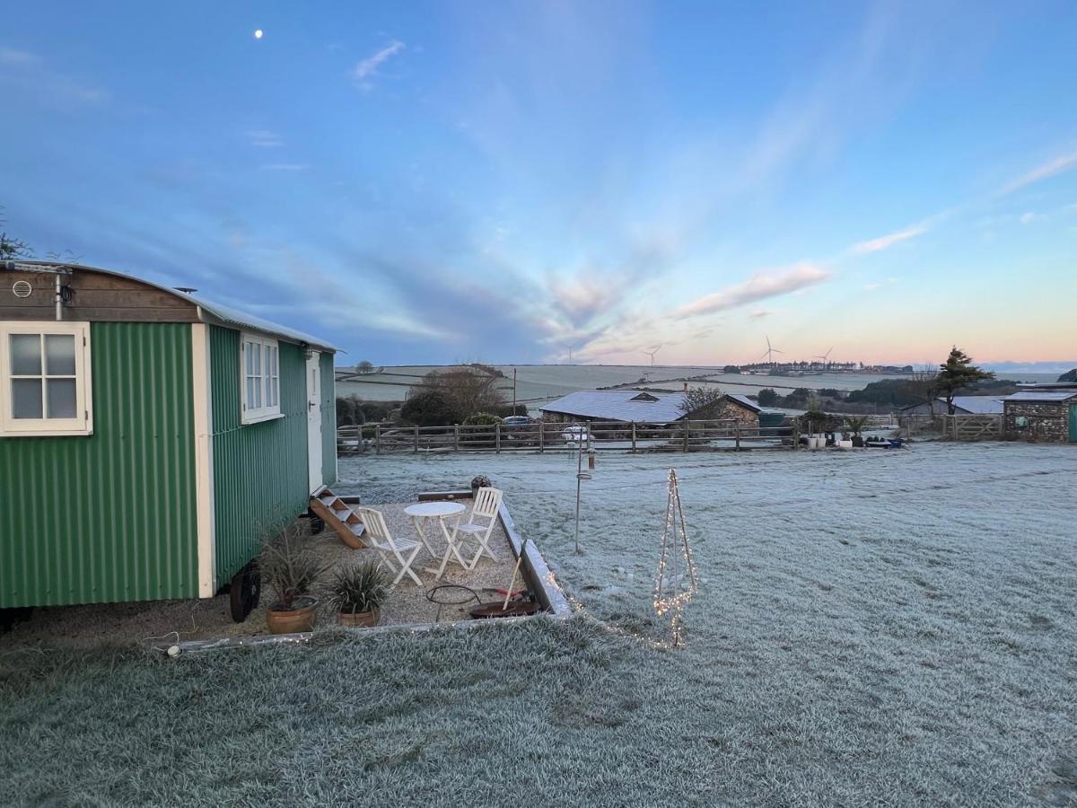 Toms Hut And Robins Rest Shepherd Huts Near Wadebridge Exterior photo
