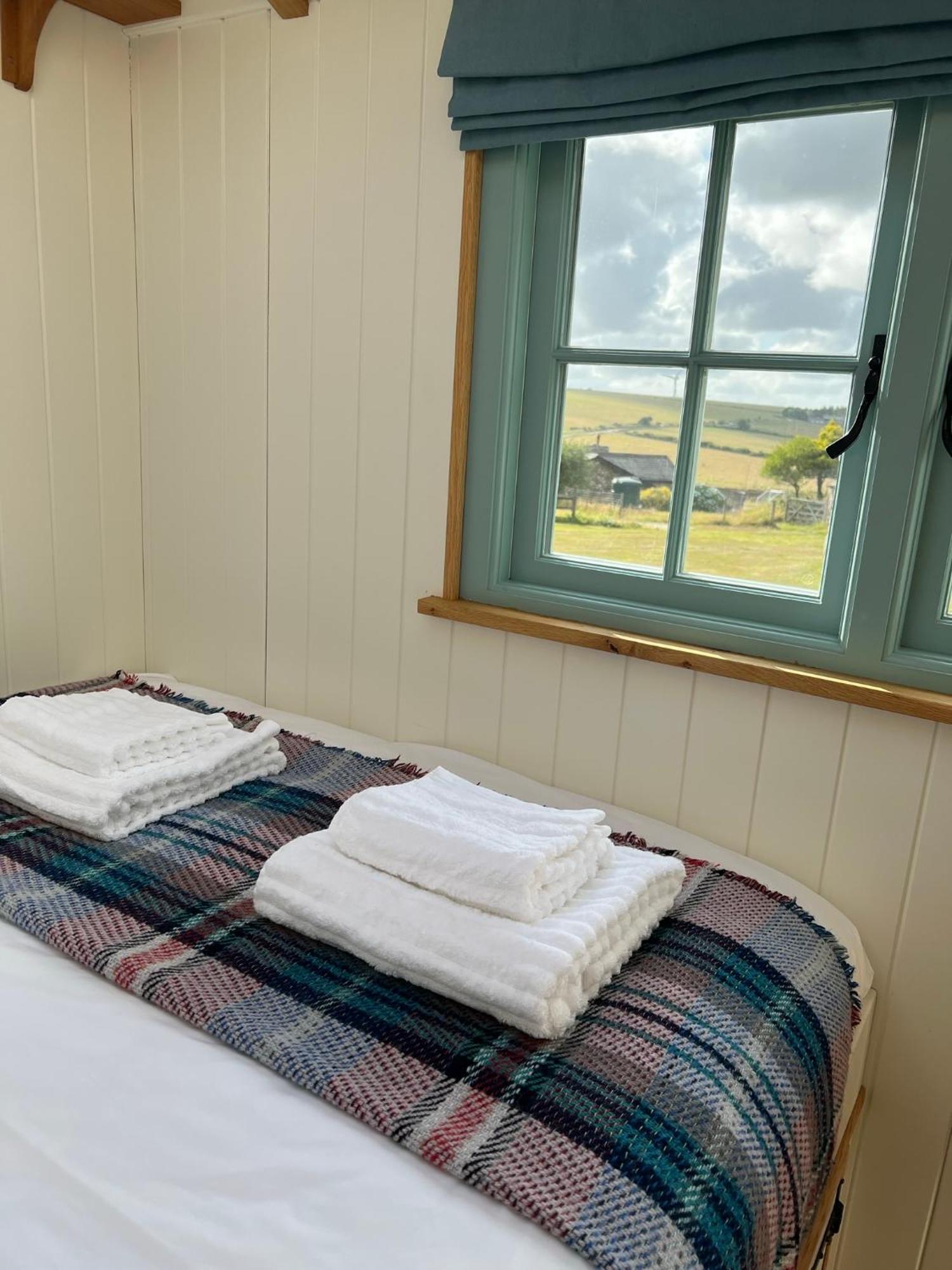 Toms Hut And Robins Rest Shepherd Huts Near Wadebridge Exterior photo