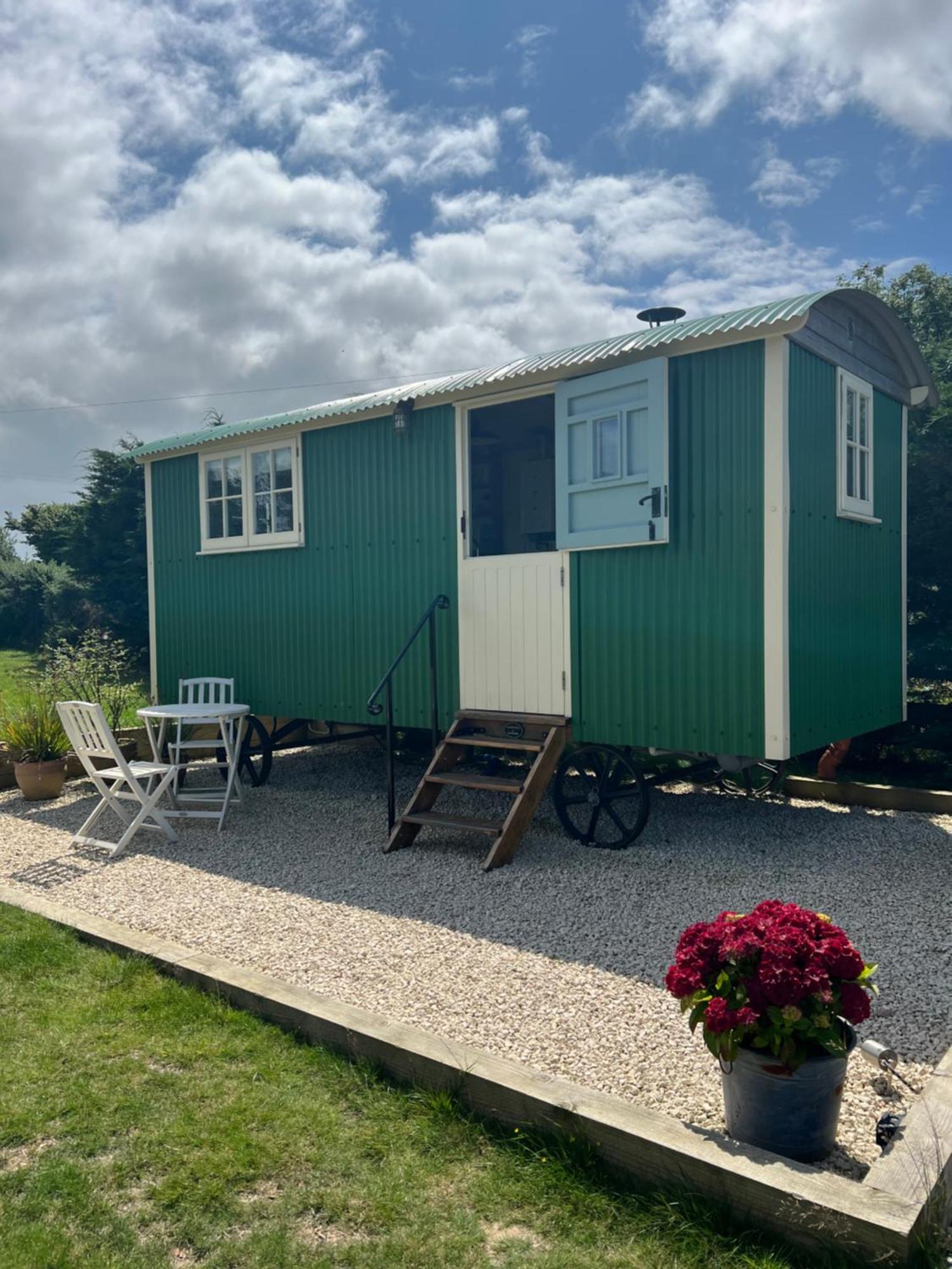 Toms Hut And Robins Rest Shepherd Huts Near Wadebridge Exterior photo