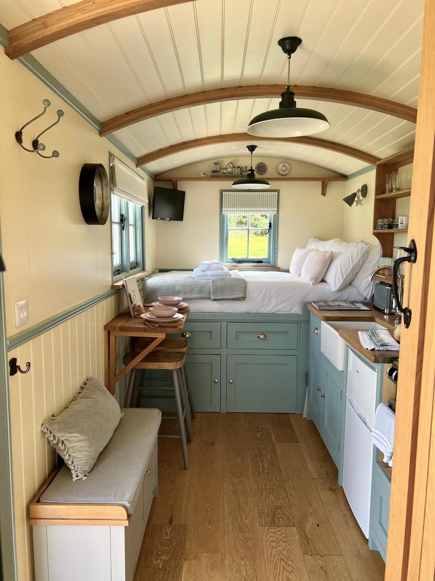 Toms Hut And Robins Rest Shepherd Huts Near Wadebridge Exterior photo